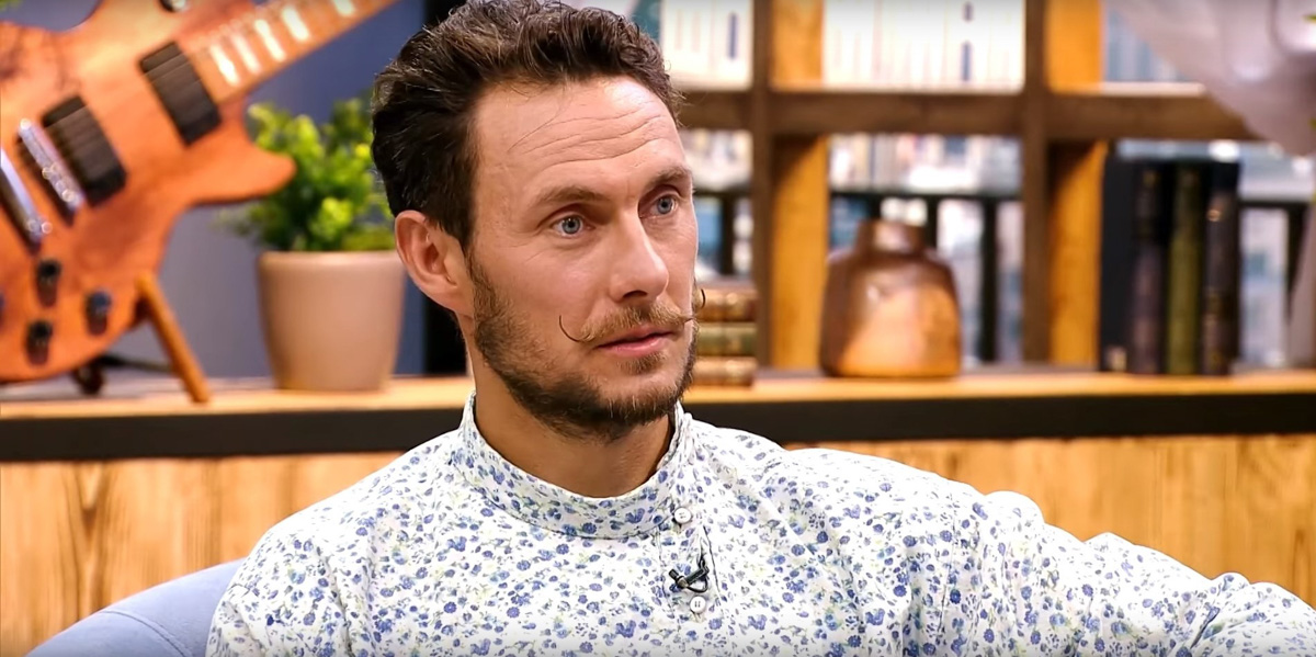 Экскурсовод из Владимира Александр Варламов принял участие в шоу, которое ведут до боли знакомые лица – Антон Комолов и Валерия Дергилева. На программу молодой человек приехал в костюме крестьянина ХIХ века. Нашему изданию он поведал, почему выбрал именно такой образ.