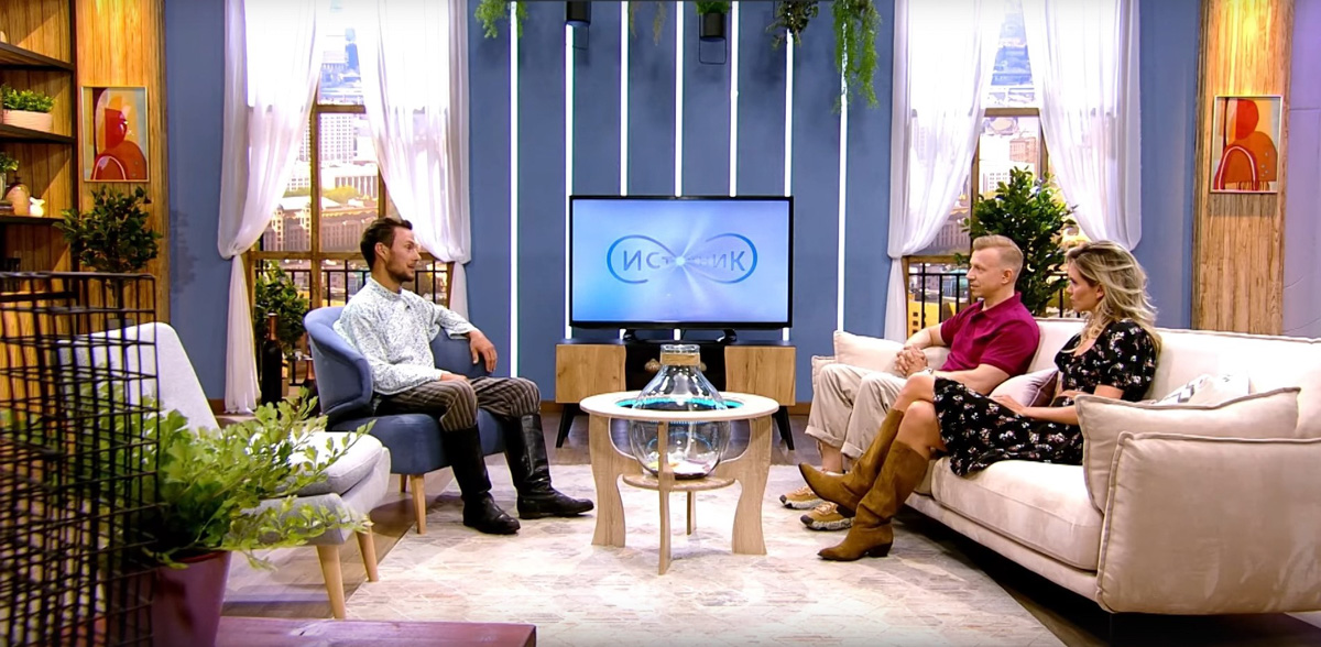 Экскурсовод из Владимира Александр Варламов принял участие в шоу, которое ведут до боли знакомые лица – Антон Комолов и Валерия Дергилева. На программу молодой человек приехал в костюме крестьянина ХIХ века. Нашему изданию он поведал, почему выбрал именно такой образ.