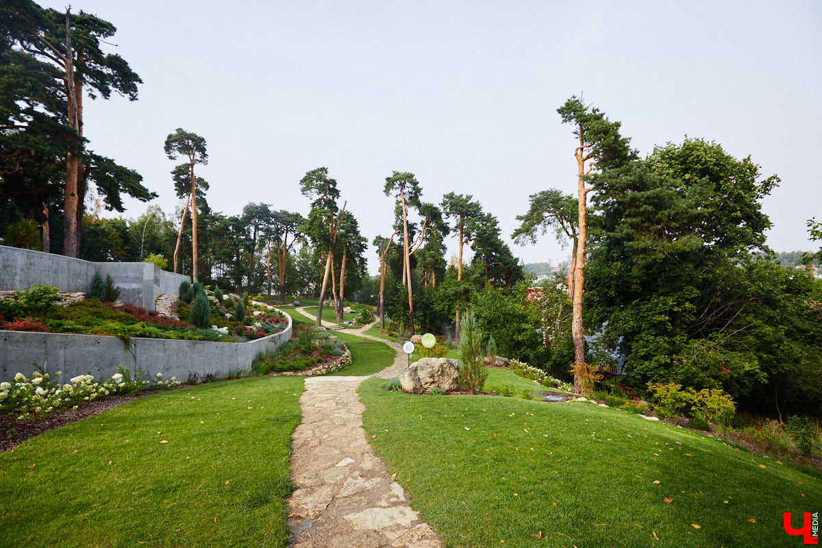 Небольшой парк «Сосенки» за филармонией стал поистине трендовым местом для отдыха в черте Владимира. Однако выдержать народную любовь ему не так-то просто. Девушки, загорающие топлес, горы бутылок и стаканчиков, даже сломанная в День города сосна. Как помочь полюбившемуся месту для отдыха?