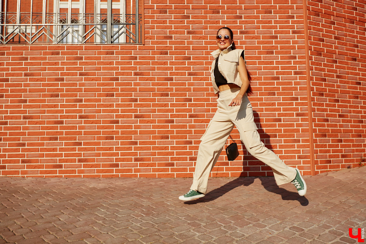 Чуть больше года назад Анастасия Александрова перебралась жить в Сочи, а недавно приехала навестить родной город. Мы спросили, изменился ли ее стиль за время жизни в городе-курорте, и попросили дать несколько советов, как носить любимые летние вещи во владимирских погодных реалиях.