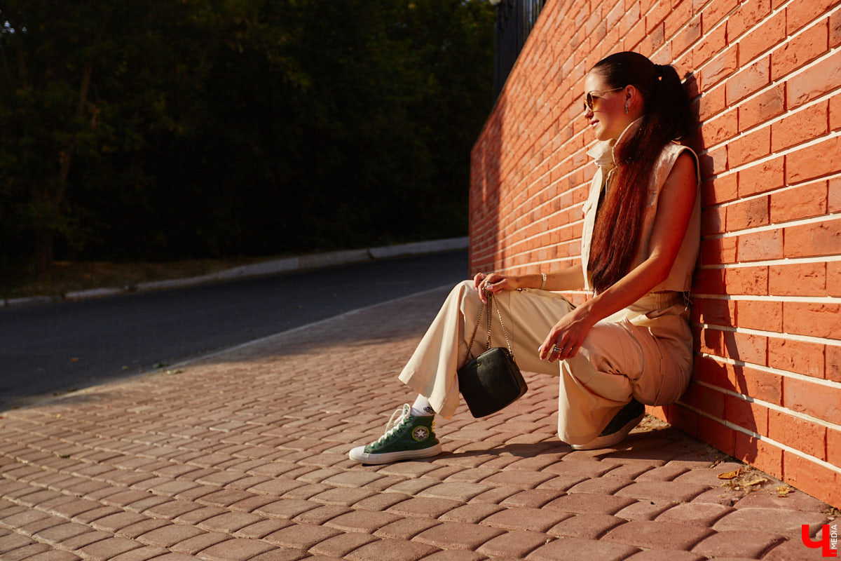 Чуть больше года назад Анастасия Александрова перебралась жить в Сочи, а недавно приехала навестить родной город. Мы спросили, изменился ли ее стиль за время жизни в городе-курорте, и попросили дать несколько советов, как носить любимые летние вещи во владимирских погодных реалиях.