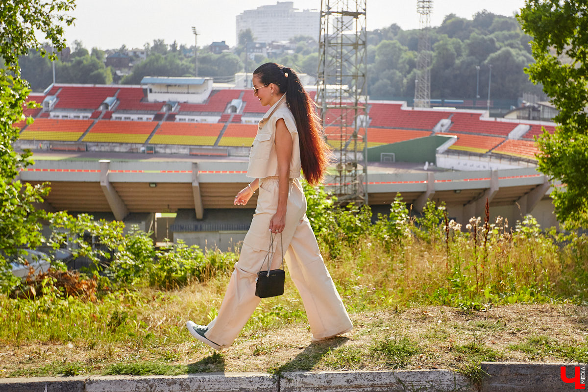 Чуть больше года назад Анастасия Александрова перебралась жить в Сочи, а недавно приехала навестить родной город. Мы спросили, изменился ли ее стиль за время жизни в городе-курорте, и попросили дать несколько советов, как носить любимые летние вещи во владимирских погодных реалиях.