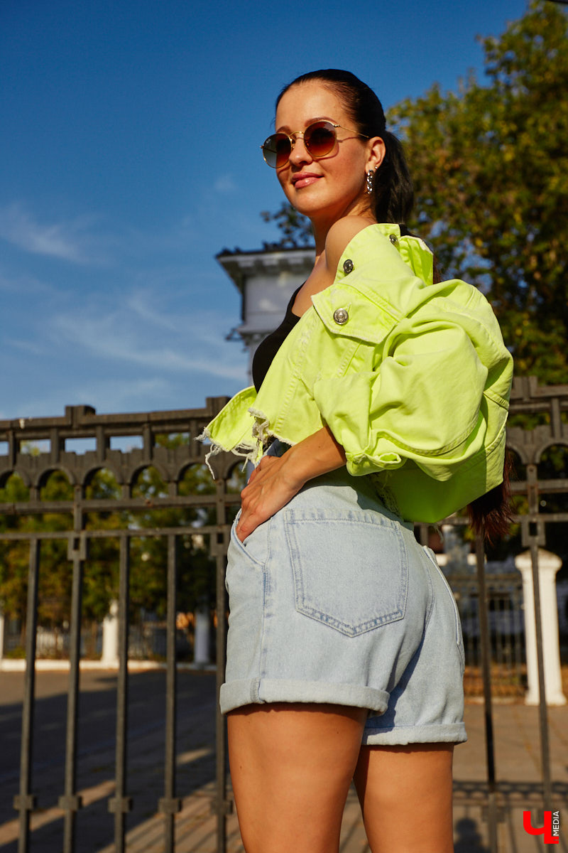 Чуть больше года назад Анастасия Александрова перебралась жить в Сочи, а недавно приехала навестить родной город. Мы спросили, изменился ли ее стиль за время жизни в городе-курорте, и попросили дать несколько советов, как носить любимые летние вещи во владимирских погодных реалиях.