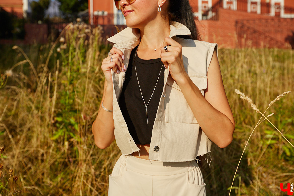 Чуть больше года назад Анастасия Александрова перебралась жить в Сочи, а недавно приехала навестить родной город. Мы спросили, изменился ли ее стиль за время жизни в городе-курорте, и попросили дать несколько советов, как носить любимые летние вещи во владимирских погодных реалиях.