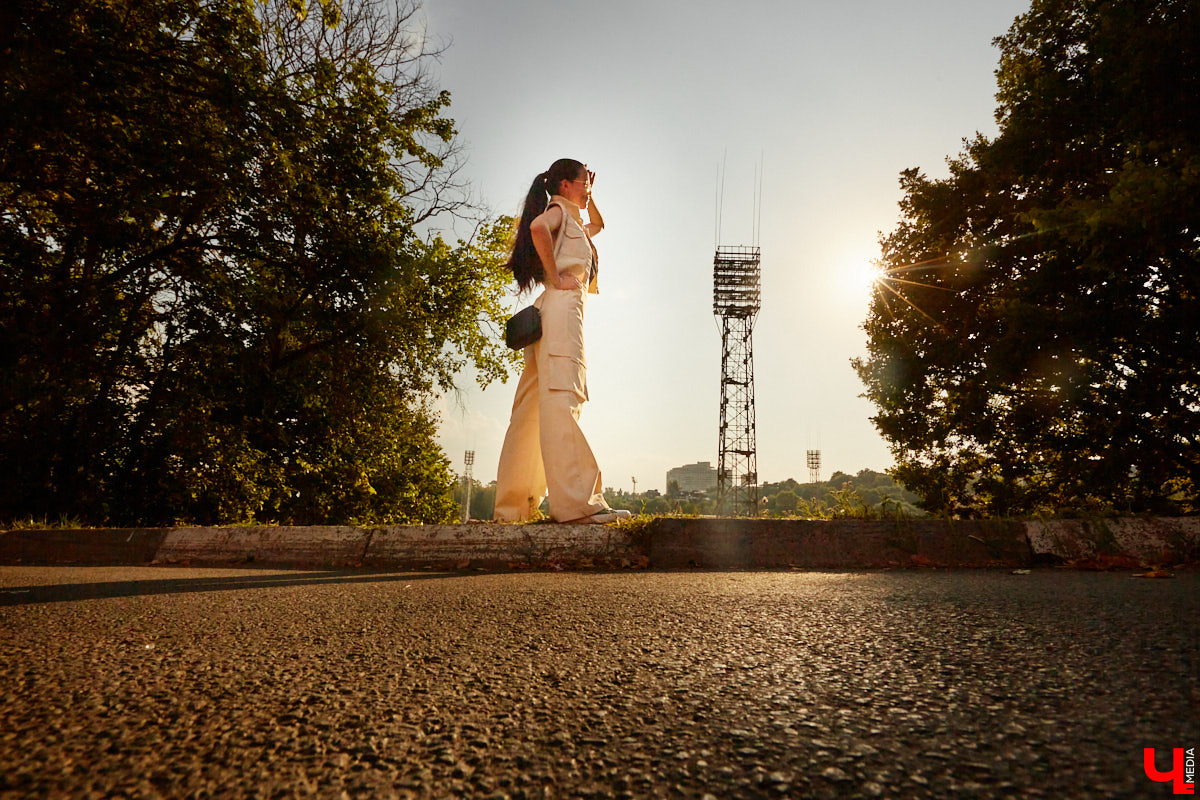 Чуть больше года назад Анастасия Александрова перебралась жить в Сочи, а недавно приехала навестить родной город. Мы спросили, изменился ли ее стиль за время жизни в городе-курорте, и попросили дать несколько советов, как носить любимые летние вещи во владимирских погодных реалиях.