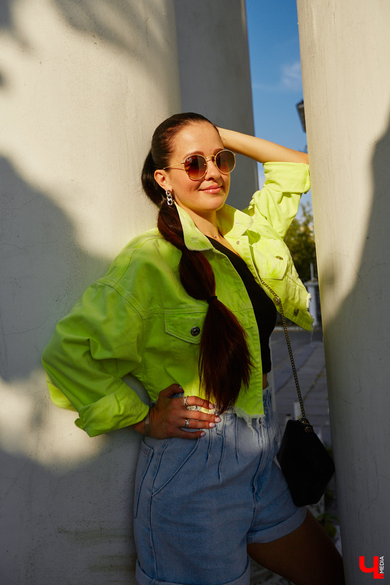 Чуть больше года назад Анастасия Александрова перебралась жить в Сочи, а недавно приехала навестить родной город. Мы спросили, изменился ли ее стиль за время жизни в городе-курорте, и попросили дать несколько советов, как носить любимые летние вещи во владимирских погодных реалиях.