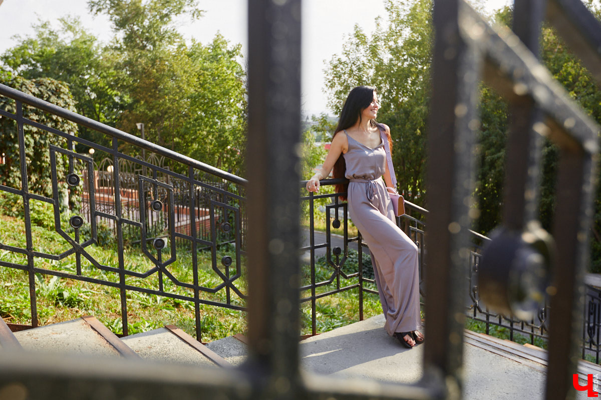 Чуть больше года назад Анастасия Александрова перебралась жить в Сочи, а недавно приехала навестить родной город. Мы спросили, изменился ли ее стиль за время жизни в городе-курорте, и попросили дать несколько советов, как носить любимые летние вещи во владимирских погодных реалиях.