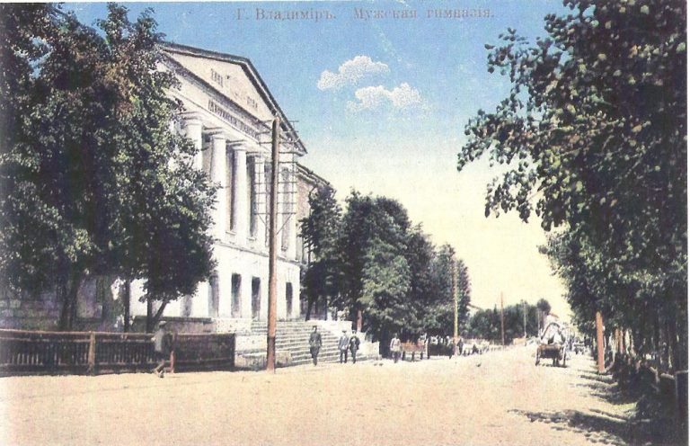 С 1 сентября школьники и студенты возвратились в свои учебные заведения. Но многие ли из них знают историю зданий, где они получают знания? А ведь некоторые образовательные учреждения Владимира располагаются в памятниках архитектуры, многие из которых построены в середине XIX века, но по-прежнему радуют жителей и гостей нашего города своей красотой и величием. Давайте вспомним их и еще раз полюбуемся.