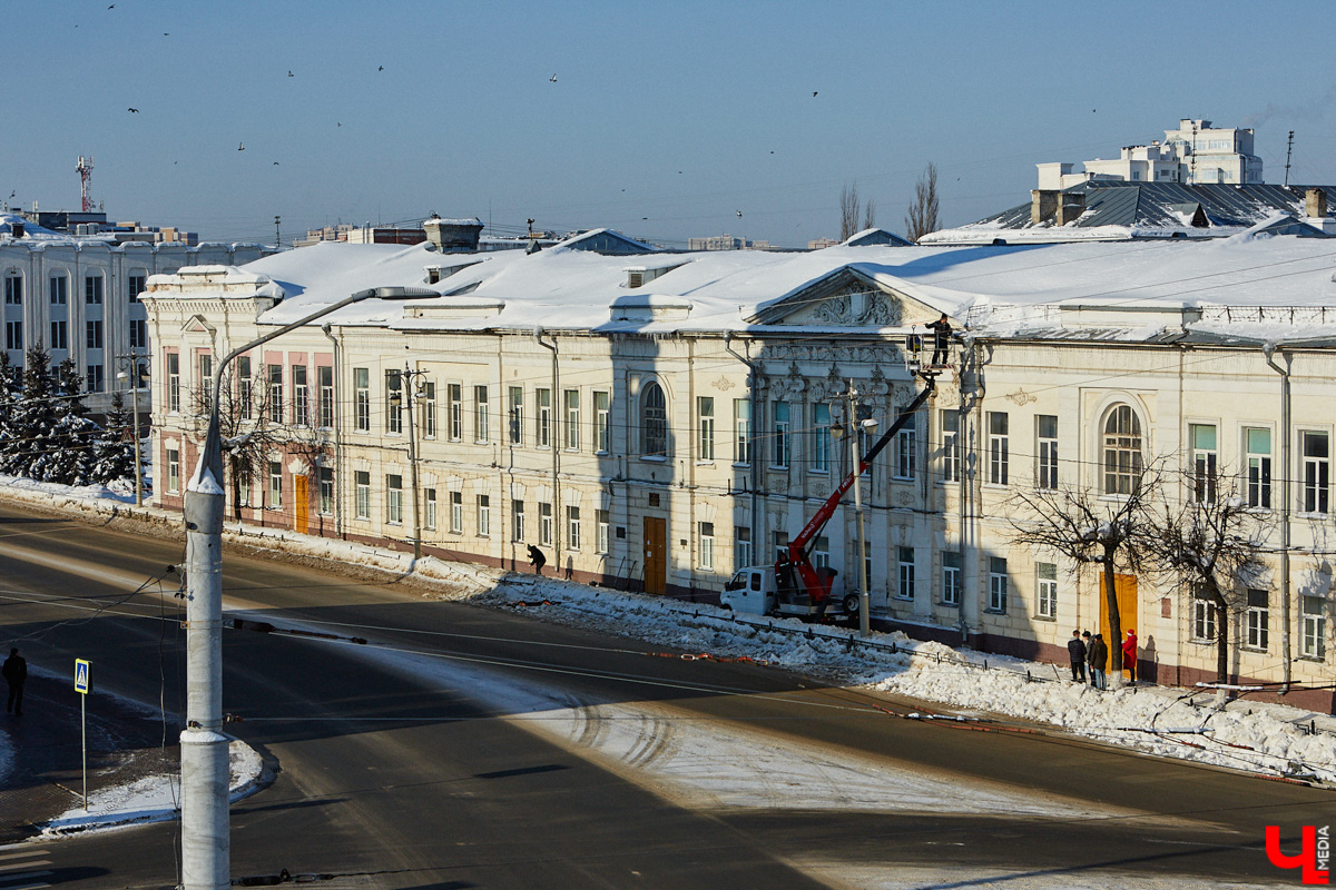 С 1 сентября школьники и студенты возвратились в свои учебные заведения. Но многие ли из них знают историю зданий, где они получают знания? А ведь некоторые образовательные учреждения Владимира располагаются в памятниках архитектуры, многие из которых построены в середине XIX века, но по-прежнему радуют жителей и гостей нашего города своей красотой и величием. Давайте вспомним их и еще раз полюбуемся.