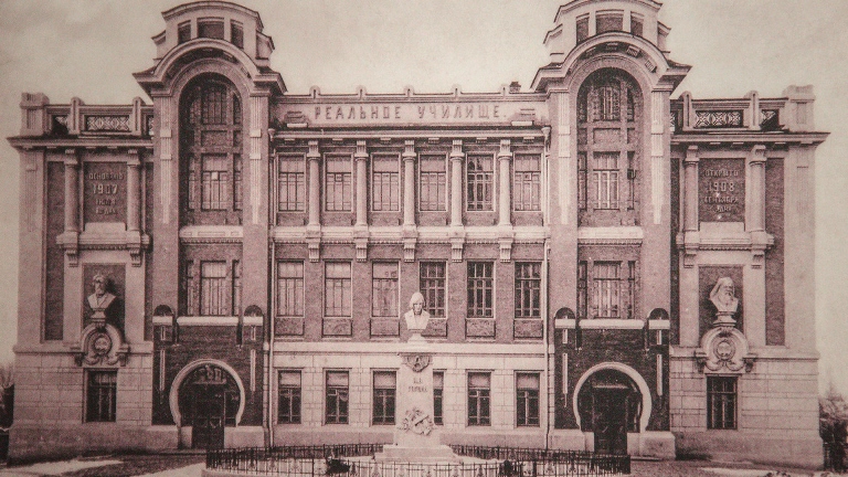 С 1 сентября школьники и студенты возвратились в свои учебные заведения. Но многие ли из них знают историю зданий, где они получают знания? А ведь некоторые образовательные учреждения Владимира располагаются в памятниках архитектуры, многие из которых построены в середине XIX века, но по-прежнему радуют жителей и гостей нашего города своей красотой и величием. Давайте вспомним их и еще раз полюбуемся.