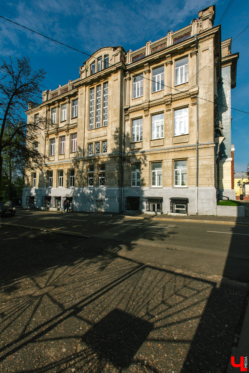 С 1 сентября школьники и студенты возвратились в свои учебные заведения. Но многие ли из них знают историю зданий, где они получают знания? А ведь некоторые образовательные учреждения Владимира располагаются в памятниках архитектуры, многие из которых построены в середине XIX века, но по-прежнему радуют жителей и гостей нашего города своей красотой и величием. Давайте вспомним их и еще раз полюбуемся.