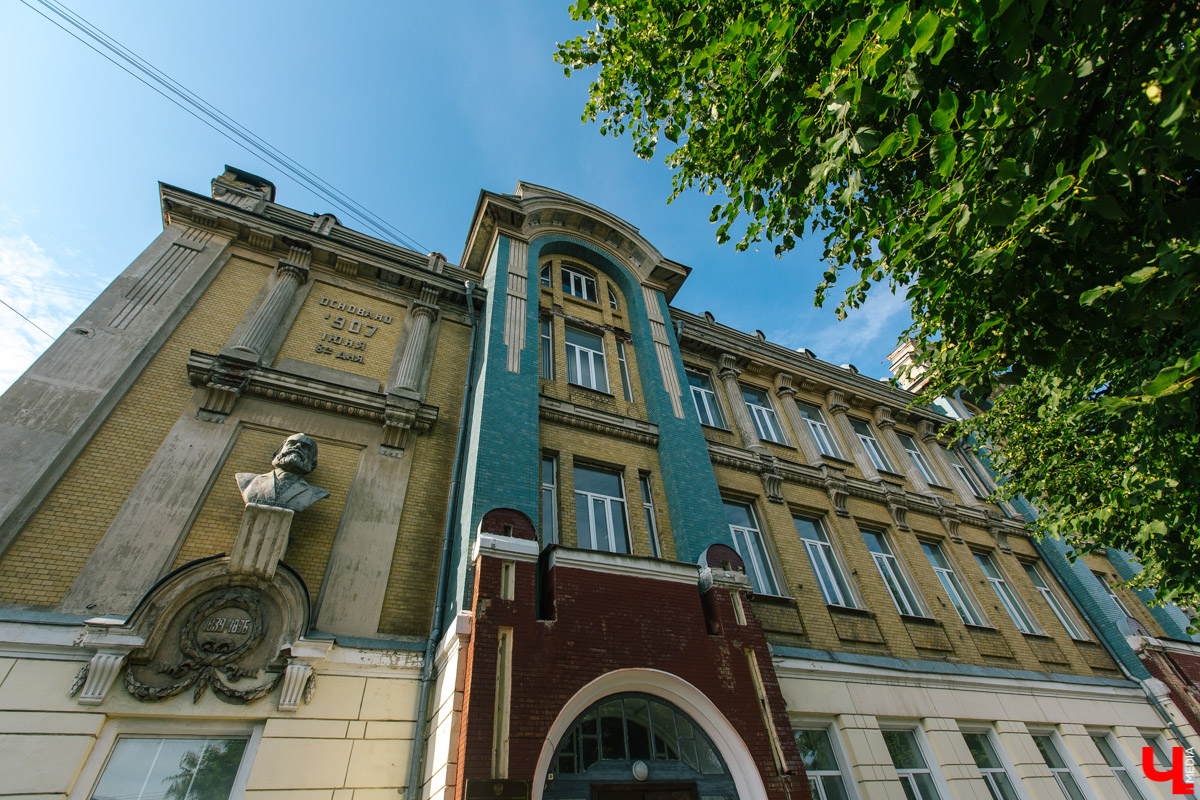 С 1 сентября школьники и студенты возвратились в свои учебные заведения. Но многие ли из них знают историю зданий, где они получают знания? А ведь некоторые образовательные учреждения Владимира располагаются в памятниках архитектуры, многие из которых построены в середине XIX века, но по-прежнему радуют жителей и гостей нашего города своей красотой и величием. Давайте вспомним их и еще раз полюбуемся.