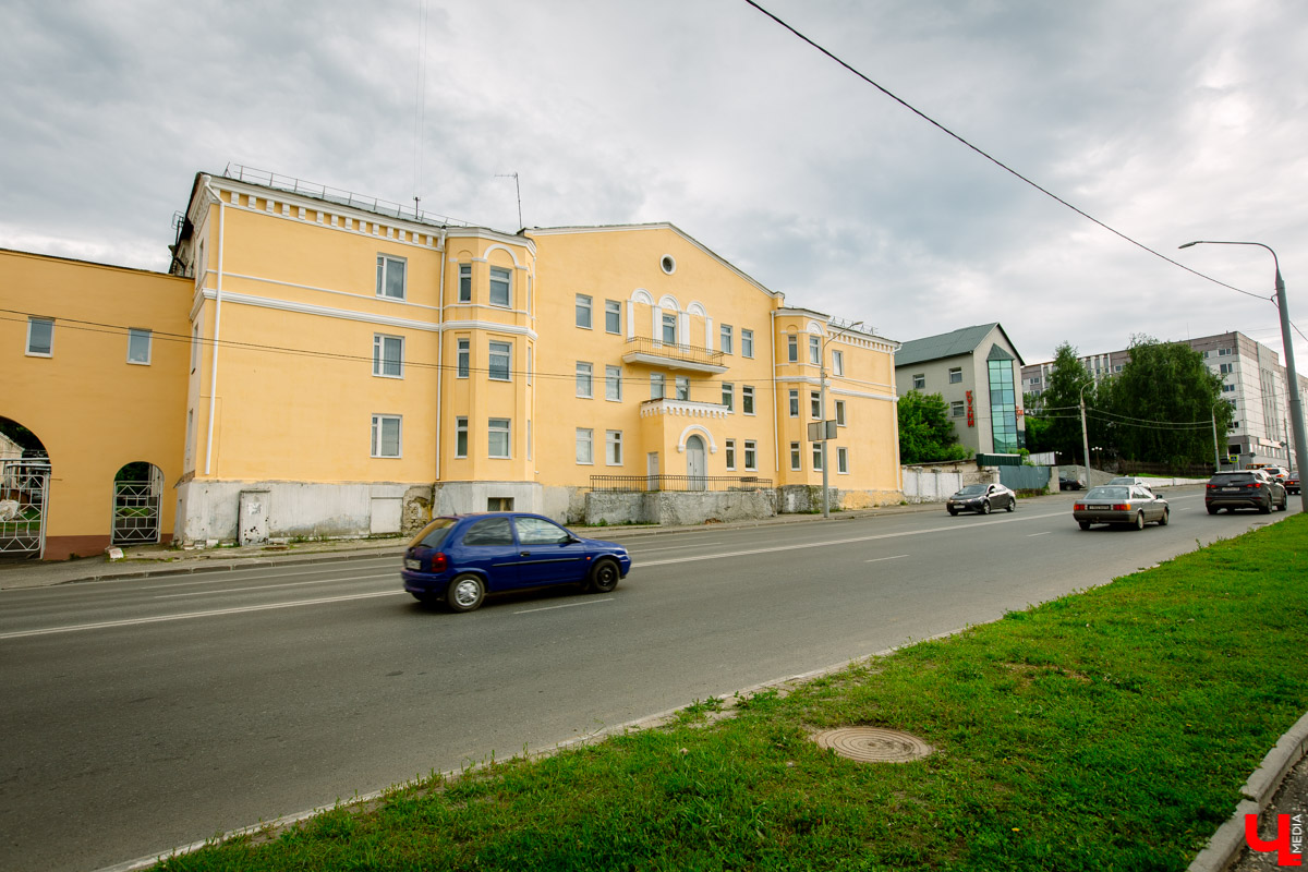 С 1 сентября школьники и студенты возвратились в свои учебные заведения. Но многие ли из них знают историю зданий, где они получают знания? А ведь некоторые образовательные учреждения Владимира располагаются в памятниках архитектуры, многие из которых построены в середине XIX века, но по-прежнему радуют жителей и гостей нашего города своей красотой и величием. Давайте вспомним их и еще раз полюбуемся.