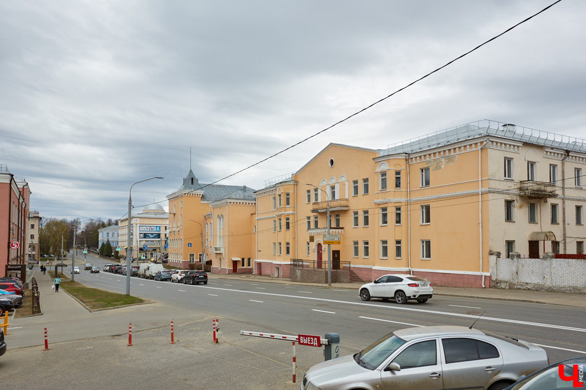 С 1 сентября школьники и студенты возвратились в свои учебные заведения. Но многие ли из них знают историю зданий, где они получают знания? А ведь некоторые образовательные учреждения Владимира располагаются в памятниках архитектуры, многие из которых построены в середине XIX века, но по-прежнему радуют жителей и гостей нашего города своей красотой и величием. Давайте вспомним их и еще раз полюбуемся.