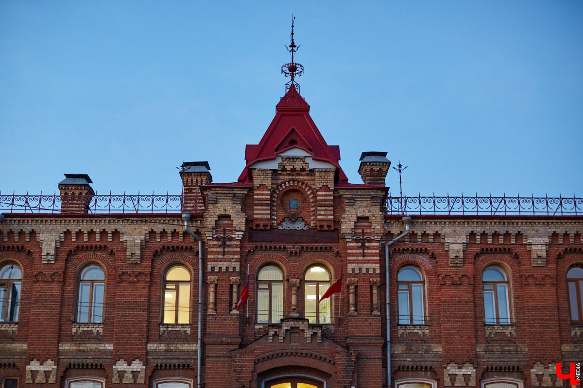 С 1 сентября школьники и студенты возвратились в свои учебные заведения. Но многие ли из них знают историю зданий, где они получают знания? А ведь некоторые образовательные учреждения Владимира располагаются в памятниках архитектуры, многие из которых построены в середине XIX века, но по-прежнему радуют жителей и гостей нашего города своей красотой и величием. Давайте вспомним их и еще раз полюбуемся.