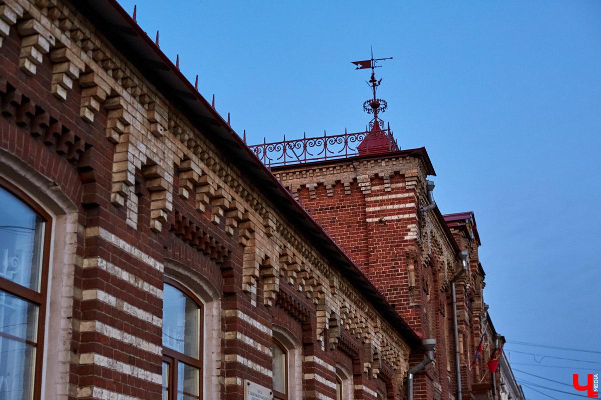 С 1 сентября школьники и студенты возвратились в свои учебные заведения. Но многие ли из них знают историю зданий, где они получают знания? А ведь некоторые образовательные учреждения Владимира располагаются в памятниках архитектуры, многие из которых построены в середине XIX века, но по-прежнему радуют жителей и гостей нашего города своей красотой и величием. Давайте вспомним их и еще раз полюбуемся.