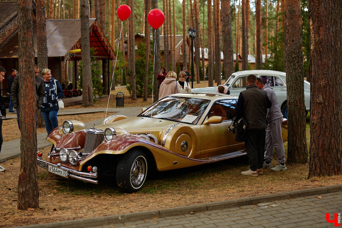 Более 250 ретроавтомобилей собрались в эти выходные в «ВеЛесе». По числу участников «Ретро-Гараж» побил свой собственный рекорд и еще раз подтвердил статус самого крупного фестиваля этой направленности во Владимирской области. По масштабным праздникам за два года пандемии соскучились не только автовладельцы, но и зрители. Желающих посмотреть на уникальные машины собралось столько, что к эко-отелю трудно было подъехать. Все усилия были не зря: пятый юбилейный «Ретро-гараж» превзошел все ожидания! Фоторепортаж с места события смотрите на «Ключ-Медиа».