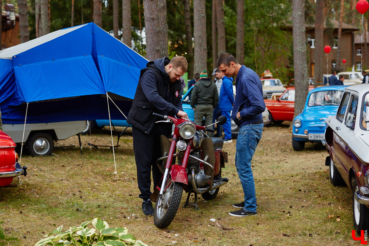 Более 250 ретроавтомобилей собрались в эти выходные в «ВеЛесе». По числу участников «Ретро-Гараж» побил свой собственный рекорд и еще раз подтвердил статус самого крупного фестиваля этой направленности во Владимирской области. По масштабным праздникам за два года пандемии соскучились не только автовладельцы, но и зрители. Желающих посмотреть на уникальные машины собралось столько, что к эко-отелю трудно было подъехать. Все усилия были не зря: пятый юбилейный «Ретро-гараж» превзошел все ожидания! Фоторепортаж с места события смотрите на «Ключ-Медиа».