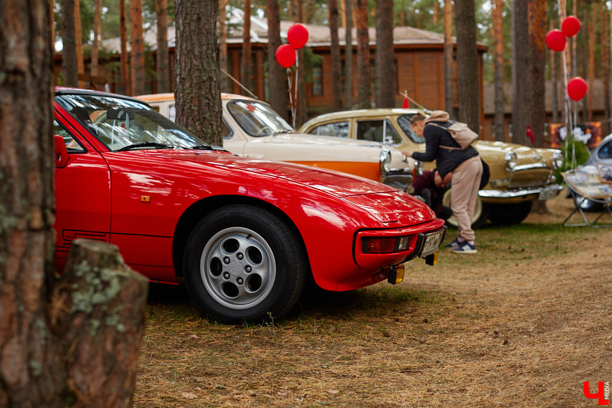 Более 250 ретроавтомобилей собрались в эти выходные в «ВеЛесе». По числу участников «Ретро-Гараж» побил свой собственный рекорд и еще раз подтвердил статус самого крупного фестиваля этой направленности во Владимирской области. По масштабным праздникам за два года пандемии соскучились не только автовладельцы, но и зрители. Желающих посмотреть на уникальные машины собралось столько, что к эко-отелю трудно было подъехать. Все усилия были не зря: пятый юбилейный «Ретро-гараж» превзошел все ожидания! Фоторепортаж с места события смотрите на «Ключ-Медиа».
