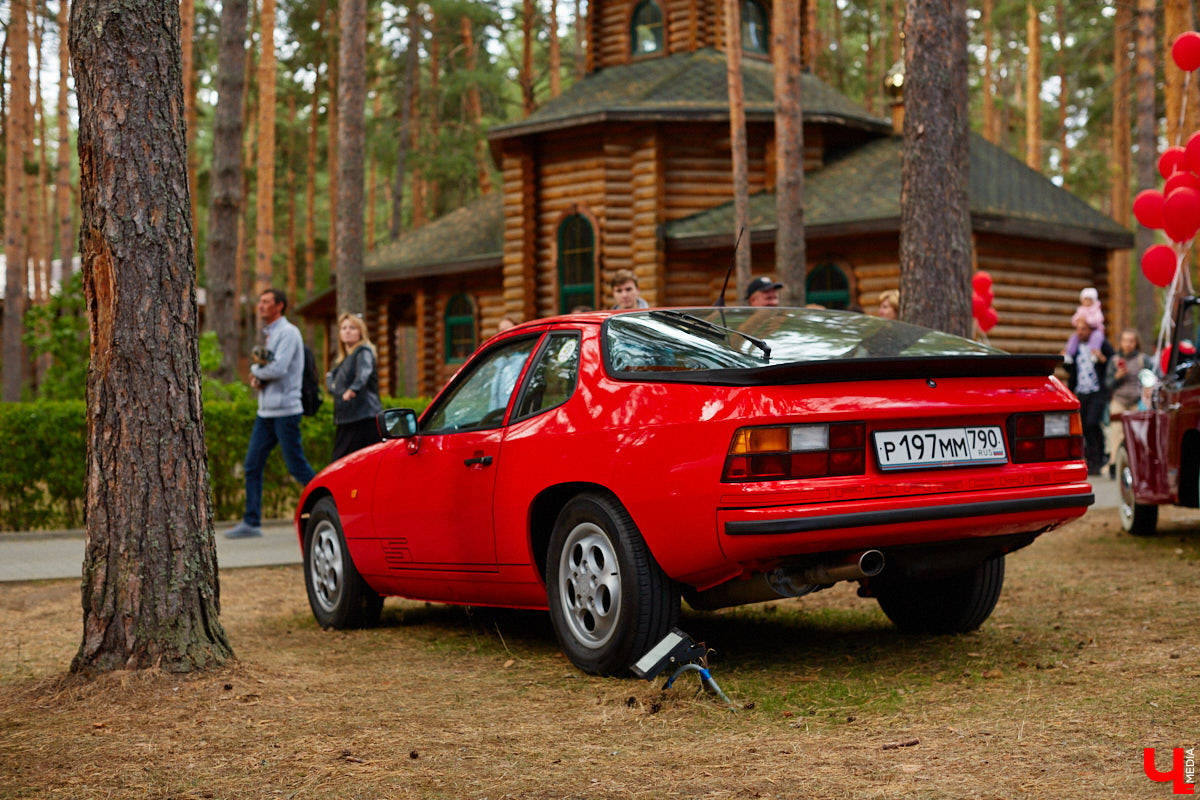 Более 250 ретроавтомобилей собрались в эти выходные в «ВеЛесе». По числу участников «Ретро-Гараж» побил свой собственный рекорд и еще раз подтвердил статус самого крупного фестиваля этой направленности во Владимирской области. По масштабным праздникам за два года пандемии соскучились не только автовладельцы, но и зрители. Желающих посмотреть на уникальные машины собралось столько, что к эко-отелю трудно было подъехать. Все усилия были не зря: пятый юбилейный «Ретро-гараж» превзошел все ожидания! Фоторепортаж с места события смотрите на «Ключ-Медиа».