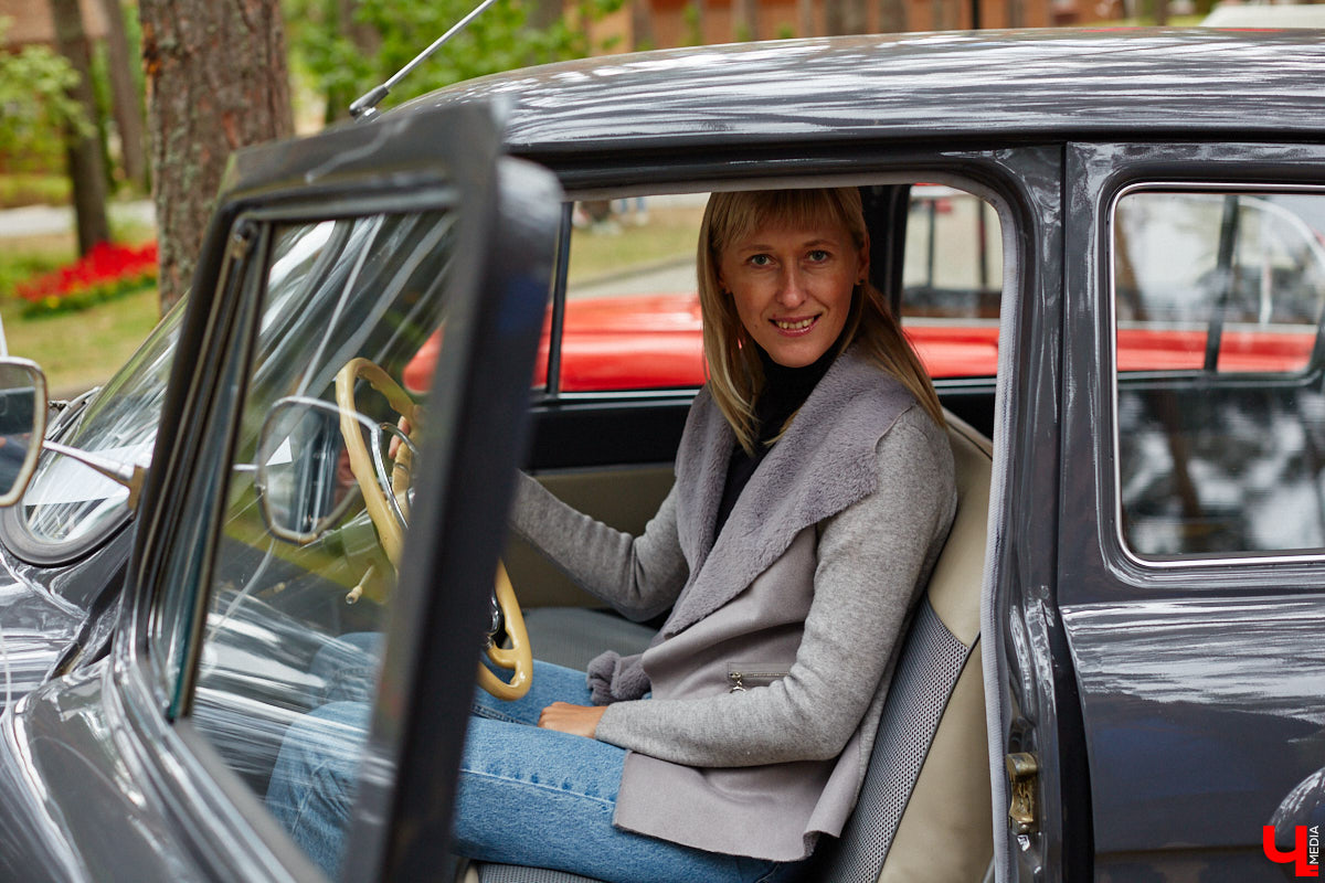 Более 250 ретроавтомобилей собрались в эти выходные в «ВеЛесе». По числу участников «Ретро-Гараж» побил свой собственный рекорд и еще раз подтвердил статус самого крупного фестиваля этой направленности во Владимирской области. По масштабным праздникам за два года пандемии соскучились не только автовладельцы, но и зрители. Желающих посмотреть на уникальные машины собралось столько, что к эко-отелю трудно было подъехать. Все усилия были не зря: пятый юбилейный «Ретро-гараж» превзошел все ожидания! Фоторепортаж с места события смотрите на «Ключ-Медиа».