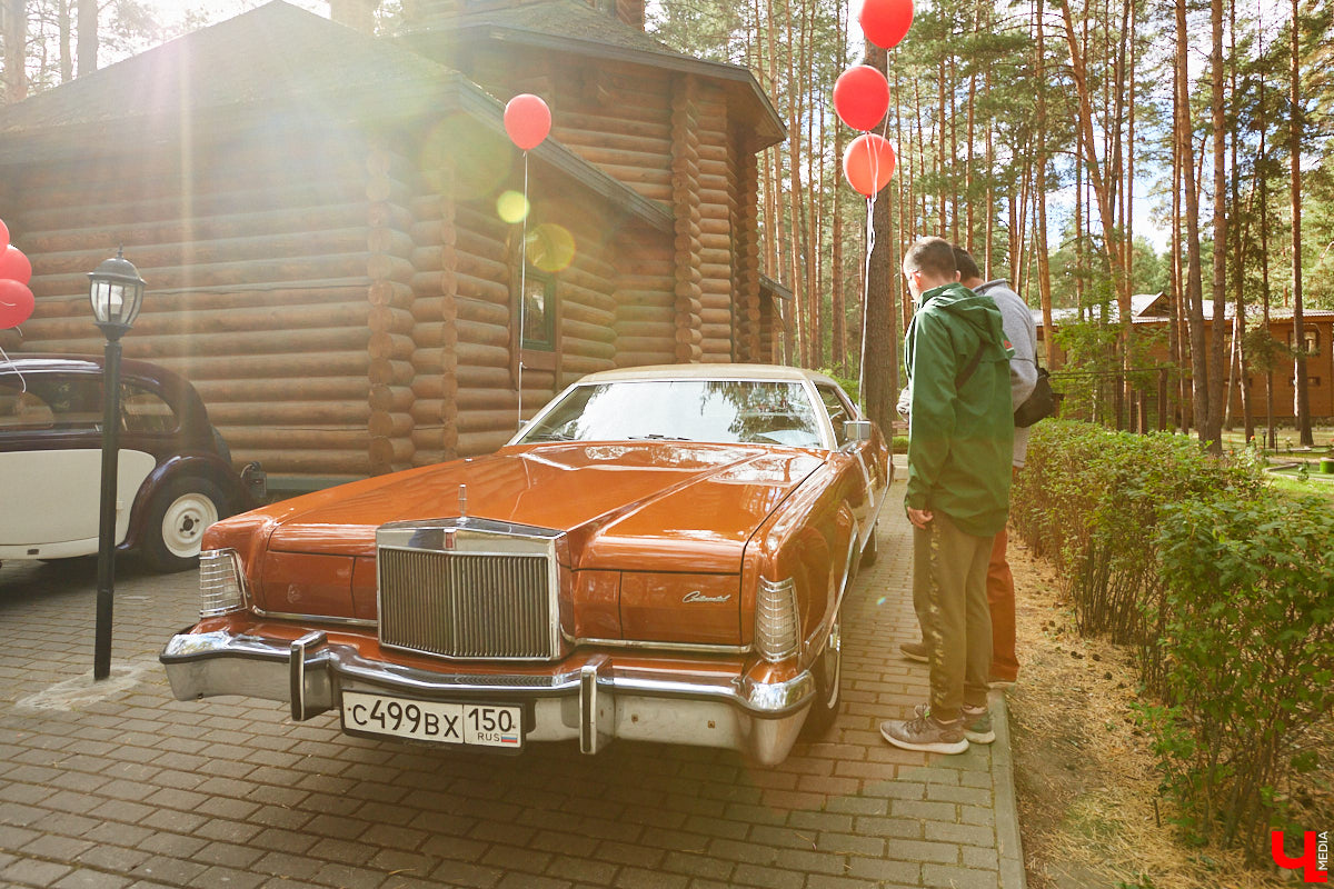 Более 250 ретроавтомобилей собрались в эти выходные в «ВеЛесе». По числу участников «Ретро-Гараж» побил свой собственный рекорд и еще раз подтвердил статус самого крупного фестиваля этой направленности во Владимирской области. По масштабным праздникам за два года пандемии соскучились не только автовладельцы, но и зрители. Желающих посмотреть на уникальные машины собралось столько, что к эко-отелю трудно было подъехать. Все усилия были не зря: пятый юбилейный «Ретро-гараж» превзошел все ожидания! Фоторепортаж с места события смотрите на «Ключ-Медиа».