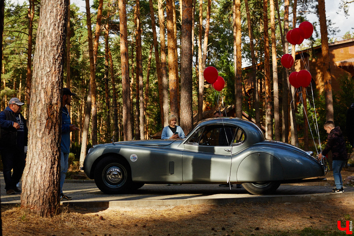 Более 250 ретроавтомобилей собрались в эти выходные в «ВеЛесе». По числу участников «Ретро-Гараж» побил свой собственный рекорд и еще раз подтвердил статус самого крупного фестиваля этой направленности во Владимирской области. По масштабным праздникам за два года пандемии соскучились не только автовладельцы, но и зрители. Желающих посмотреть на уникальные машины собралось столько, что к эко-отелю трудно было подъехать. Все усилия были не зря: пятый юбилейный «Ретро-гараж» превзошел все ожидания! Фоторепортаж с места события смотрите на «Ключ-Медиа».