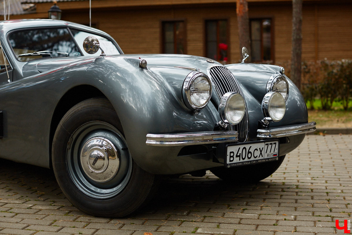 Более 250 ретроавтомобилей собрались в эти выходные в «ВеЛесе». По числу участников «Ретро-Гараж» побил свой собственный рекорд и еще раз подтвердил статус самого крупного фестиваля этой направленности во Владимирской области. По масштабным праздникам за два года пандемии соскучились не только автовладельцы, но и зрители. Желающих посмотреть на уникальные машины собралось столько, что к эко-отелю трудно было подъехать. Все усилия были не зря: пятый юбилейный «Ретро-гараж» превзошел все ожидания! Фоторепортаж с места события смотрите на «Ключ-Медиа».