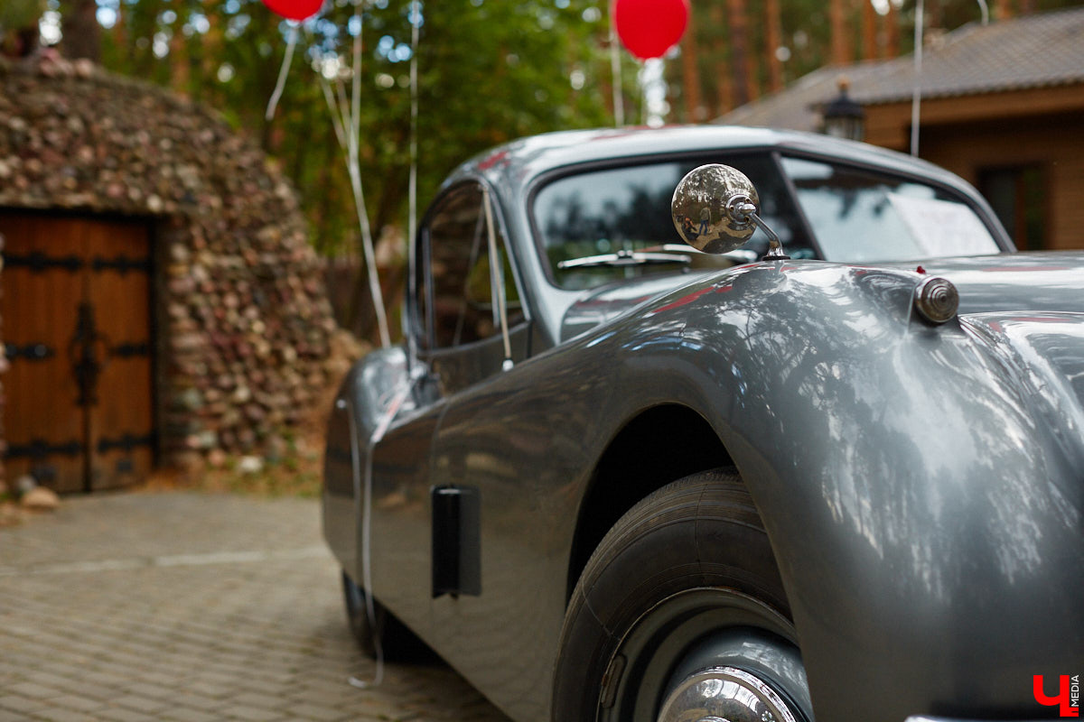 Более 250 ретроавтомобилей собрались в эти выходные в «ВеЛесе». По числу участников «Ретро-Гараж» побил свой собственный рекорд и еще раз подтвердил статус самого крупного фестиваля этой направленности во Владимирской области. По масштабным праздникам за два года пандемии соскучились не только автовладельцы, но и зрители. Желающих посмотреть на уникальные машины собралось столько, что к эко-отелю трудно было подъехать. Все усилия были не зря: пятый юбилейный «Ретро-гараж» превзошел все ожидания! Фоторепортаж с места события смотрите на «Ключ-Медиа».