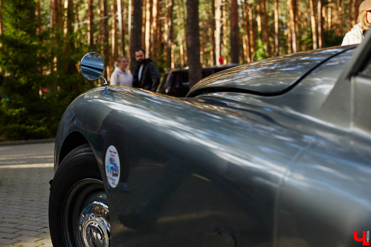 Более 250 ретроавтомобилей собрались в эти выходные в «ВеЛесе». По числу участников «Ретро-Гараж» побил свой собственный рекорд и еще раз подтвердил статус самого крупного фестиваля этой направленности во Владимирской области. По масштабным праздникам за два года пандемии соскучились не только автовладельцы, но и зрители. Желающих посмотреть на уникальные машины собралось столько, что к эко-отелю трудно было подъехать. Все усилия были не зря: пятый юбилейный «Ретро-гараж» превзошел все ожидания! Фоторепортаж с места события смотрите на «Ключ-Медиа».