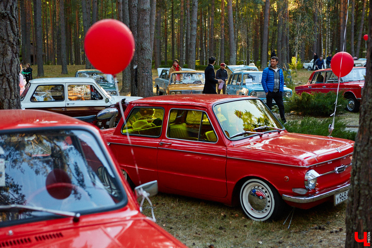 Более 250 ретроавтомобилей собрались в эти выходные в «ВеЛесе». По числу участников «Ретро-Гараж» побил свой собственный рекорд и еще раз подтвердил статус самого крупного фестиваля этой направленности во Владимирской области. По масштабным праздникам за два года пандемии соскучились не только автовладельцы, но и зрители. Желающих посмотреть на уникальные машины собралось столько, что к эко-отелю трудно было подъехать. Все усилия были не зря: пятый юбилейный «Ретро-гараж» превзошел все ожидания! Фоторепортаж с места события смотрите на «Ключ-Медиа».