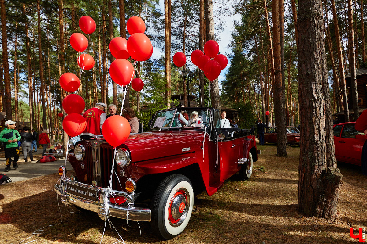 Более 250 ретроавтомобилей собрались в эти выходные в «ВеЛесе». По числу участников «Ретро-Гараж» побил свой собственный рекорд и еще раз подтвердил статус самого крупного фестиваля этой направленности во Владимирской области. По масштабным праздникам за два года пандемии соскучились не только автовладельцы, но и зрители. Желающих посмотреть на уникальные машины собралось столько, что к эко-отелю трудно было подъехать. Все усилия были не зря: пятый юбилейный «Ретро-гараж» превзошел все ожидания! Фоторепортаж с места события смотрите на «Ключ-Медиа».