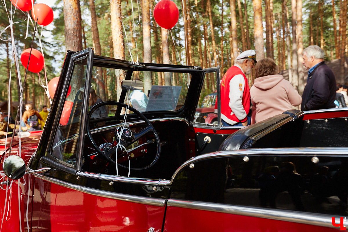 Более 250 ретроавтомобилей собрались в эти выходные в «ВеЛесе». По числу участников «Ретро-Гараж» побил свой собственный рекорд и еще раз подтвердил статус самого крупного фестиваля этой направленности во Владимирской области. По масштабным праздникам за два года пандемии соскучились не только автовладельцы, но и зрители. Желающих посмотреть на уникальные машины собралось столько, что к эко-отелю трудно было подъехать. Все усилия были не зря: пятый юбилейный «Ретро-гараж» превзошел все ожидания! Фоторепортаж с места события смотрите на «Ключ-Медиа».