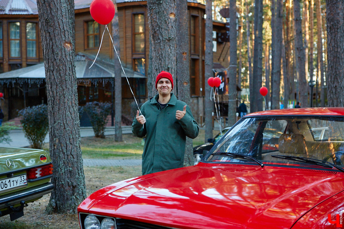 Более 250 ретроавтомобилей собрались в эти выходные в «ВеЛесе». По числу участников «Ретро-Гараж» побил свой собственный рекорд и еще раз подтвердил статус самого крупного фестиваля этой направленности во Владимирской области. По масштабным праздникам за два года пандемии соскучились не только автовладельцы, но и зрители. Желающих посмотреть на уникальные машины собралось столько, что к эко-отелю трудно было подъехать. Все усилия были не зря: пятый юбилейный «Ретро-гараж» превзошел все ожидания! Фоторепортаж с места события смотрите на «Ключ-Медиа».