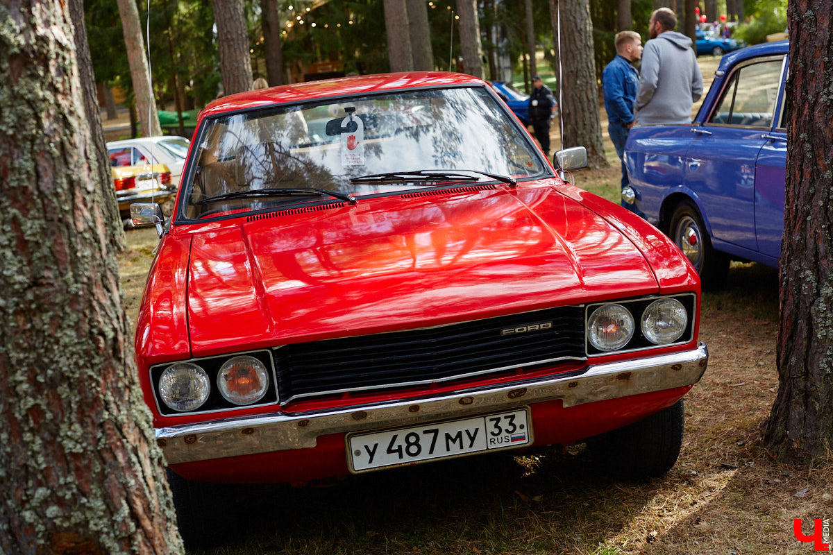 Более 250 ретроавтомобилей собрались в эти выходные в «ВеЛесе». По числу участников «Ретро-Гараж» побил свой собственный рекорд и еще раз подтвердил статус самого крупного фестиваля этой направленности во Владимирской области. По масштабным праздникам за два года пандемии соскучились не только автовладельцы, но и зрители. Желающих посмотреть на уникальные машины собралось столько, что к эко-отелю трудно было подъехать. Все усилия были не зря: пятый юбилейный «Ретро-гараж» превзошел все ожидания! Фоторепортаж с места события смотрите на «Ключ-Медиа».