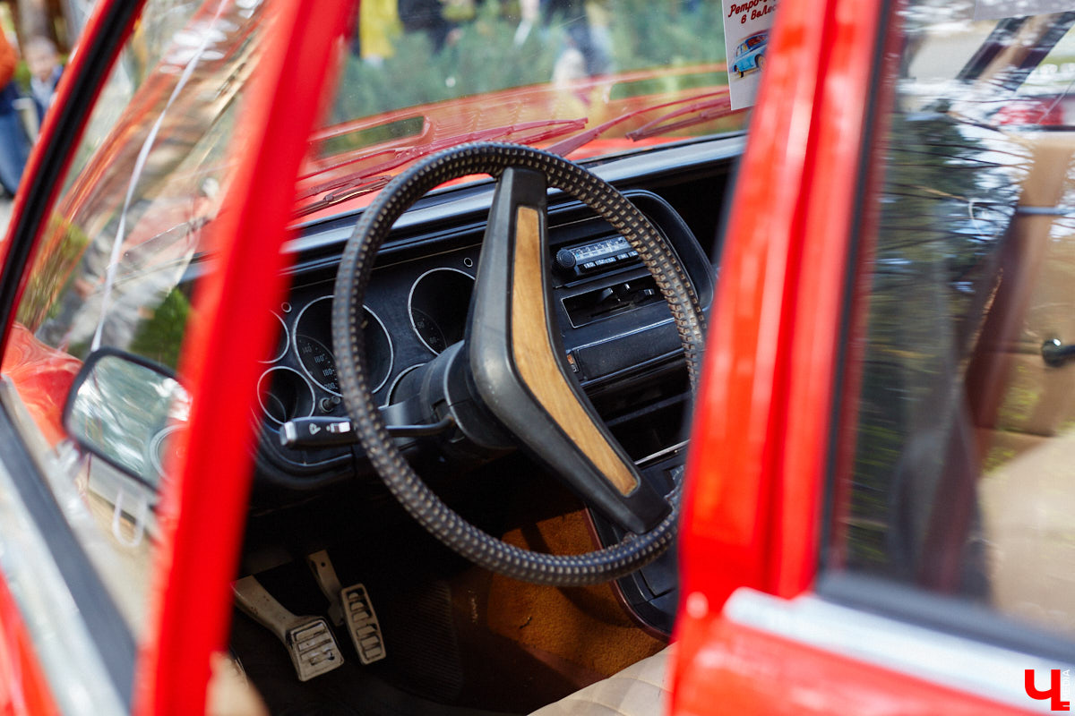 Более 250 ретроавтомобилей собрались в эти выходные в «ВеЛесе». По числу участников «Ретро-Гараж» побил свой собственный рекорд и еще раз подтвердил статус самого крупного фестиваля этой направленности во Владимирской области. По масштабным праздникам за два года пандемии соскучились не только автовладельцы, но и зрители. Желающих посмотреть на уникальные машины собралось столько, что к эко-отелю трудно было подъехать. Все усилия были не зря: пятый юбилейный «Ретро-гараж» превзошел все ожидания! Фоторепортаж с места события смотрите на «Ключ-Медиа».