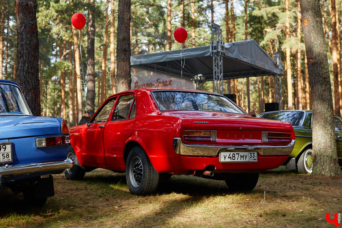 Более 250 ретроавтомобилей собрались в эти выходные в «ВеЛесе». По числу участников «Ретро-Гараж» побил свой собственный рекорд и еще раз подтвердил статус самого крупного фестиваля этой направленности во Владимирской области. По масштабным праздникам за два года пандемии соскучились не только автовладельцы, но и зрители. Желающих посмотреть на уникальные машины собралось столько, что к эко-отелю трудно было подъехать. Все усилия были не зря: пятый юбилейный «Ретро-гараж» превзошел все ожидания! Фоторепортаж с места события смотрите на «Ключ-Медиа».