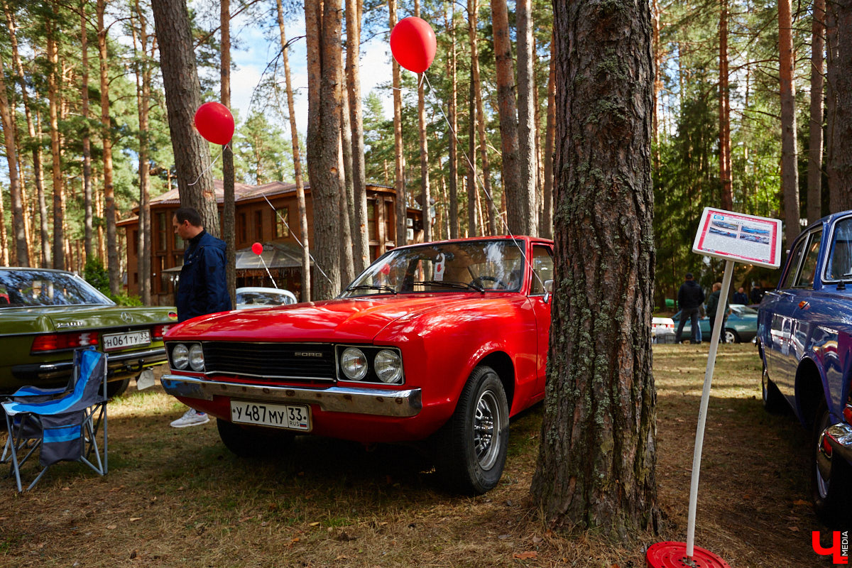 Более 250 ретроавтомобилей собрались в эти выходные в «ВеЛесе». По числу участников «Ретро-Гараж» побил свой собственный рекорд и еще раз подтвердил статус самого крупного фестиваля этой направленности во Владимирской области. По масштабным праздникам за два года пандемии соскучились не только автовладельцы, но и зрители. Желающих посмотреть на уникальные машины собралось столько, что к эко-отелю трудно было подъехать. Все усилия были не зря: пятый юбилейный «Ретро-гараж» превзошел все ожидания! Фоторепортаж с места события смотрите на «Ключ-Медиа».