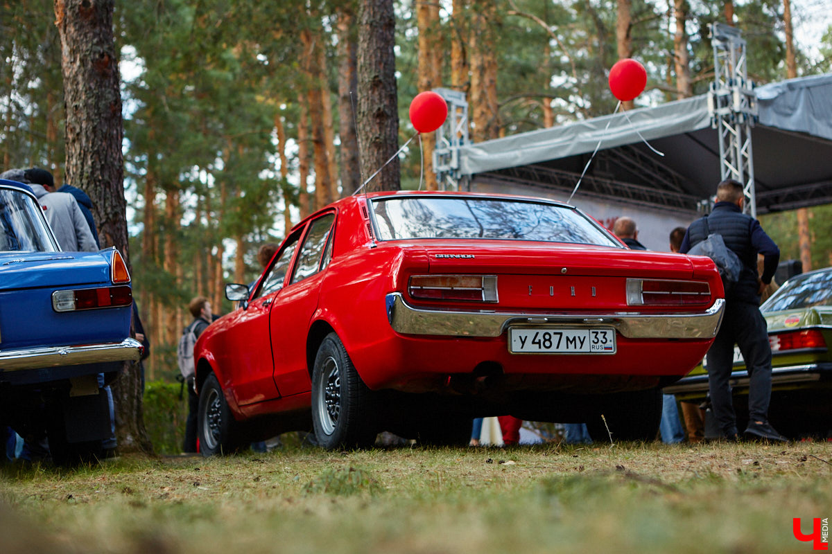 Более 250 ретроавтомобилей собрались в эти выходные в «ВеЛесе». По числу участников «Ретро-Гараж» побил свой собственный рекорд и еще раз подтвердил статус самого крупного фестиваля этой направленности во Владимирской области. По масштабным праздникам за два года пандемии соскучились не только автовладельцы, но и зрители. Желающих посмотреть на уникальные машины собралось столько, что к эко-отелю трудно было подъехать. Все усилия были не зря: пятый юбилейный «Ретро-гараж» превзошел все ожидания! Фоторепортаж с места события смотрите на «Ключ-Медиа».