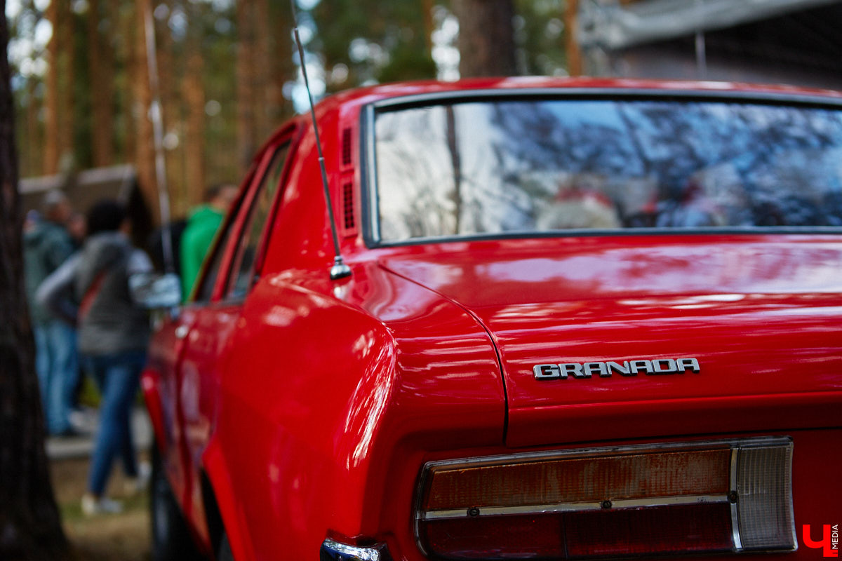 Более 250 ретроавтомобилей собрались в эти выходные в «ВеЛесе». По числу участников «Ретро-Гараж» побил свой собственный рекорд и еще раз подтвердил статус самого крупного фестиваля этой направленности во Владимирской области. По масштабным праздникам за два года пандемии соскучились не только автовладельцы, но и зрители. Желающих посмотреть на уникальные машины собралось столько, что к эко-отелю трудно было подъехать. Все усилия были не зря: пятый юбилейный «Ретро-гараж» превзошел все ожидания! Фоторепортаж с места события смотрите на «Ключ-Медиа».