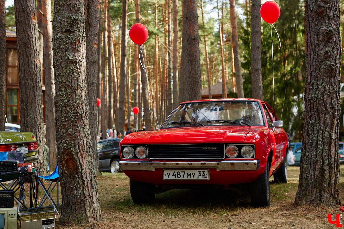 Более 250 ретроавтомобилей собрались в эти выходные в «ВеЛесе». По числу участников «Ретро-Гараж» побил свой собственный рекорд и еще раз подтвердил статус самого крупного фестиваля этой направленности во Владимирской области. По масштабным праздникам за два года пандемии соскучились не только автовладельцы, но и зрители. Желающих посмотреть на уникальные машины собралось столько, что к эко-отелю трудно было подъехать. Все усилия были не зря: пятый юбилейный «Ретро-гараж» превзошел все ожидания! Фоторепортаж с места события смотрите на «Ключ-Медиа».