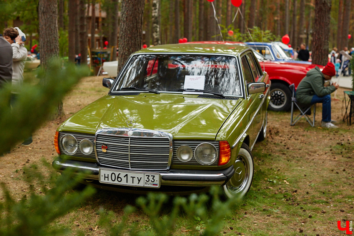 Более 250 ретроавтомобилей собрались в эти выходные в «ВеЛесе». По числу участников «Ретро-Гараж» побил свой собственный рекорд и еще раз подтвердил статус самого крупного фестиваля этой направленности во Владимирской области. По масштабным праздникам за два года пандемии соскучились не только автовладельцы, но и зрители. Желающих посмотреть на уникальные машины собралось столько, что к эко-отелю трудно было подъехать. Все усилия были не зря: пятый юбилейный «Ретро-гараж» превзошел все ожидания! Фоторепортаж с места события смотрите на «Ключ-Медиа».