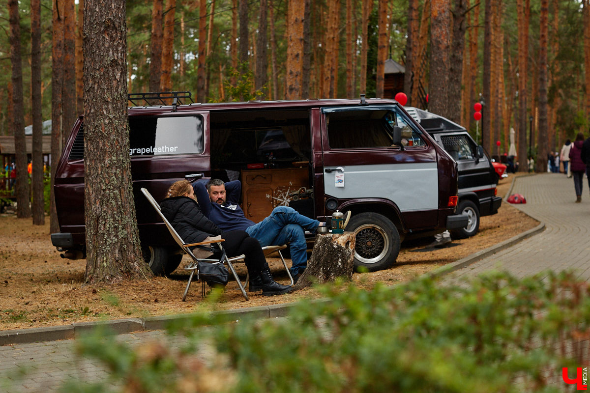 Более 250 ретроавтомобилей собрались в эти выходные в «ВеЛесе». По числу участников «Ретро-Гараж» побил свой собственный рекорд и еще раз подтвердил статус самого крупного фестиваля этой направленности во Владимирской области. По масштабным праздникам за два года пандемии соскучились не только автовладельцы, но и зрители. Желающих посмотреть на уникальные машины собралось столько, что к эко-отелю трудно было подъехать. Все усилия были не зря: пятый юбилейный «Ретро-гараж» превзошел все ожидания! Фоторепортаж с места события смотрите на «Ключ-Медиа».