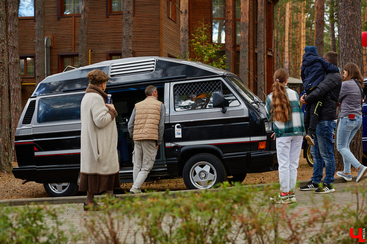 Более 250 ретроавтомобилей собрались в эти выходные в «ВеЛесе». По числу участников «Ретро-Гараж» побил свой собственный рекорд и еще раз подтвердил статус самого крупного фестиваля этой направленности во Владимирской области. По масштабным праздникам за два года пандемии соскучились не только автовладельцы, но и зрители. Желающих посмотреть на уникальные машины собралось столько, что к эко-отелю трудно было подъехать. Все усилия были не зря: пятый юбилейный «Ретро-гараж» превзошел все ожидания! Фоторепортаж с места события смотрите на «Ключ-Медиа».