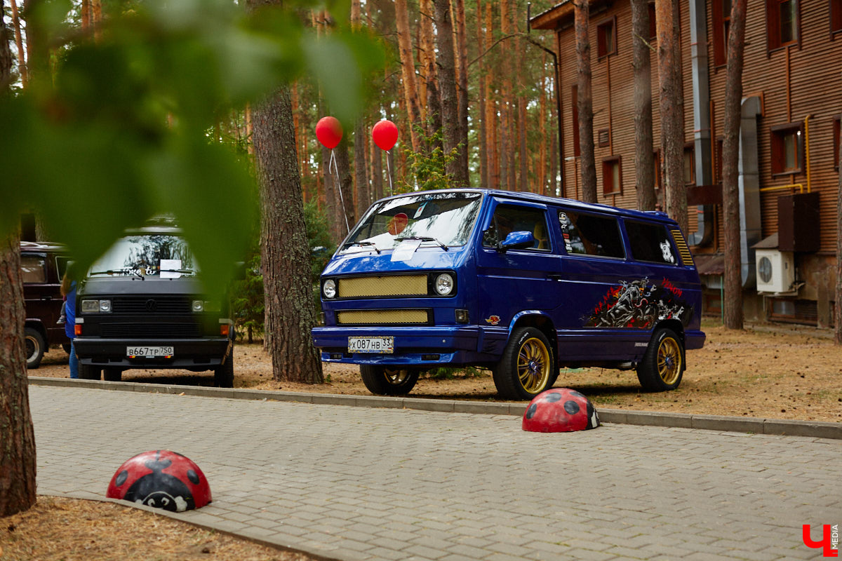 Более 250 ретроавтомобилей собрались в эти выходные в «ВеЛесе». По числу участников «Ретро-Гараж» побил свой собственный рекорд и еще раз подтвердил статус самого крупного фестиваля этой направленности во Владимирской области. По масштабным праздникам за два года пандемии соскучились не только автовладельцы, но и зрители. Желающих посмотреть на уникальные машины собралось столько, что к эко-отелю трудно было подъехать. Все усилия были не зря: пятый юбилейный «Ретро-гараж» превзошел все ожидания! Фоторепортаж с места события смотрите на «Ключ-Медиа».