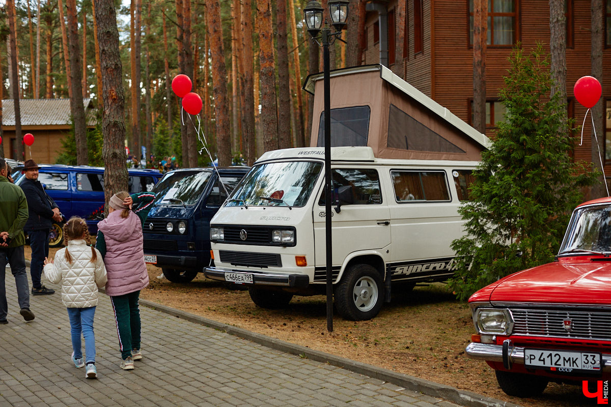 Более 250 ретроавтомобилей собрались в эти выходные в «ВеЛесе». По числу участников «Ретро-Гараж» побил свой собственный рекорд и еще раз подтвердил статус самого крупного фестиваля этой направленности во Владимирской области. По масштабным праздникам за два года пандемии соскучились не только автовладельцы, но и зрители. Желающих посмотреть на уникальные машины собралось столько, что к эко-отелю трудно было подъехать. Все усилия были не зря: пятый юбилейный «Ретро-гараж» превзошел все ожидания! Фоторепортаж с места события смотрите на «Ключ-Медиа».