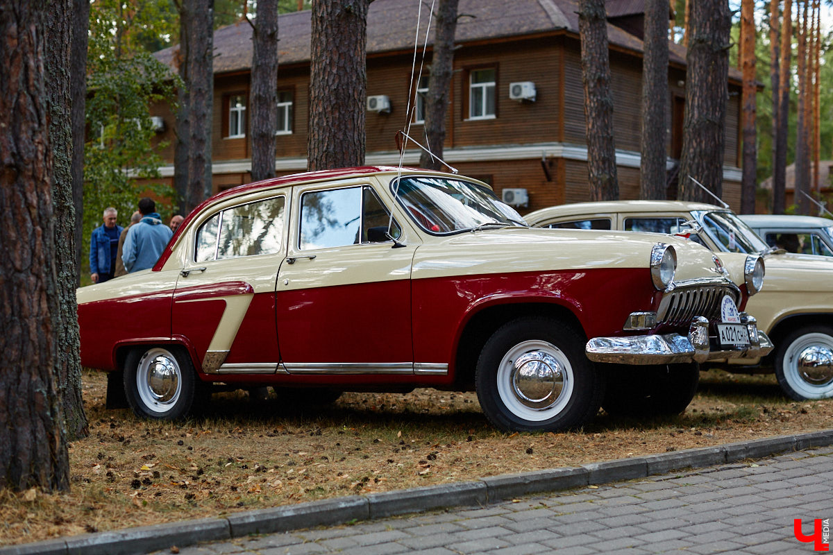 Более 250 ретроавтомобилей собрались в эти выходные в «ВеЛесе». По числу участников «Ретро-Гараж» побил свой собственный рекорд и еще раз подтвердил статус самого крупного фестиваля этой направленности во Владимирской области. По масштабным праздникам за два года пандемии соскучились не только автовладельцы, но и зрители. Желающих посмотреть на уникальные машины собралось столько, что к эко-отелю трудно было подъехать. Все усилия были не зря: пятый юбилейный «Ретро-гараж» превзошел все ожидания! Фоторепортаж с места события смотрите на «Ключ-Медиа».