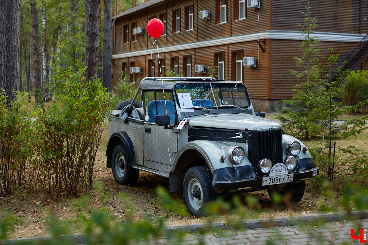 Более 250 ретроавтомобилей собрались в эти выходные в «ВеЛесе». По числу участников «Ретро-Гараж» побил свой собственный рекорд и еще раз подтвердил статус самого крупного фестиваля этой направленности во Владимирской области. По масштабным праздникам за два года пандемии соскучились не только автовладельцы, но и зрители. Желающих посмотреть на уникальные машины собралось столько, что к эко-отелю трудно было подъехать. Все усилия были не зря: пятый юбилейный «Ретро-гараж» превзошел все ожидания! Фоторепортаж с места события смотрите на «Ключ-Медиа».