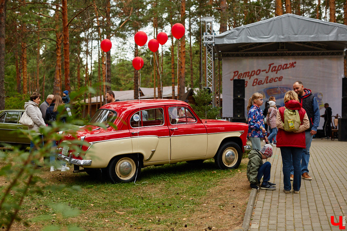 Более 250 ретроавтомобилей собрались в эти выходные в «ВеЛесе». По числу участников «Ретро-Гараж» побил свой собственный рекорд и еще раз подтвердил статус самого крупного фестиваля этой направленности во Владимирской области. По масштабным праздникам за два года пандемии соскучились не только автовладельцы, но и зрители. Желающих посмотреть на уникальные машины собралось столько, что к эко-отелю трудно было подъехать. Все усилия были не зря: пятый юбилейный «Ретро-гараж» превзошел все ожидания! Фоторепортаж с места события смотрите на «Ключ-Медиа».