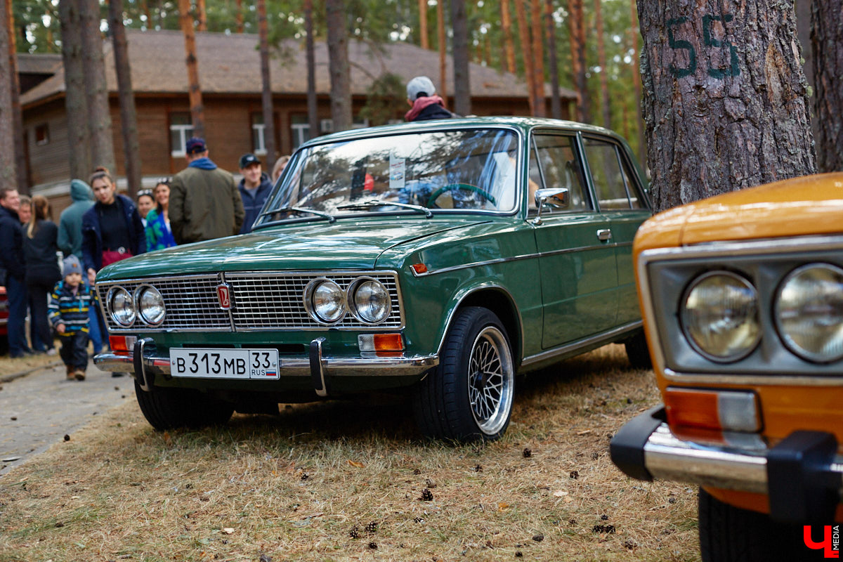 Более 250 ретроавтомобилей собрались в эти выходные в «ВеЛесе». По числу участников «Ретро-Гараж» побил свой собственный рекорд и еще раз подтвердил статус самого крупного фестиваля этой направленности во Владимирской области. По масштабным праздникам за два года пандемии соскучились не только автовладельцы, но и зрители. Желающих посмотреть на уникальные машины собралось столько, что к эко-отелю трудно было подъехать. Все усилия были не зря: пятый юбилейный «Ретро-гараж» превзошел все ожидания! Фоторепортаж с места события смотрите на «Ключ-Медиа».